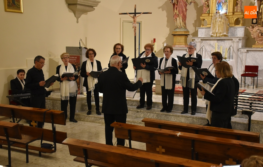 El Coro de San Andrés anima musicalmente la celebración del nacimiento de Santa Teresa