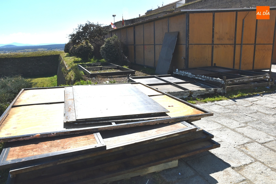 Retiradas la ‘curva de F1’, las agujas a ras de suelo del Registro y las primeras casetas del Paseo