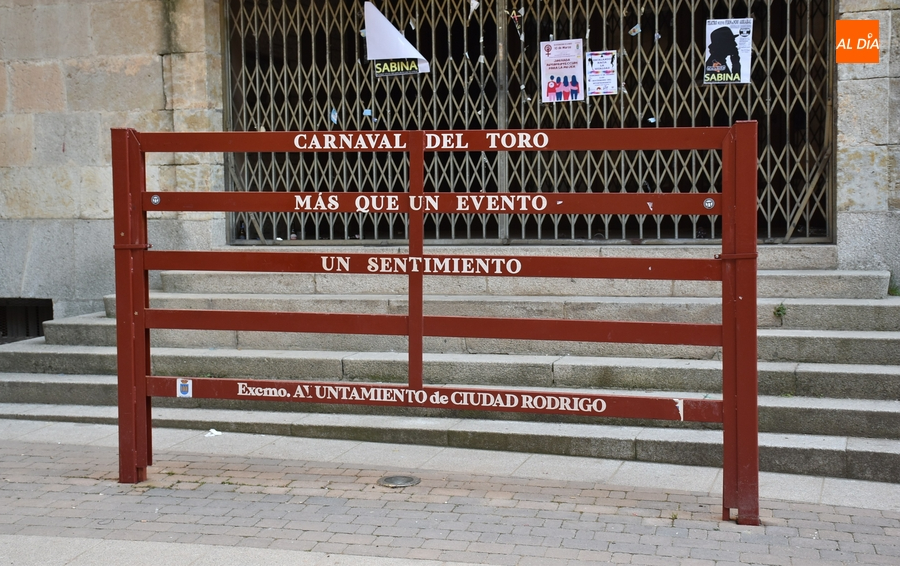 La aguja ‘sentimental’ de la calle Madrid se queda como único resto carnavalero dentro de murallas