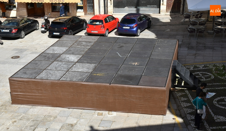 Montado un escenario en la Plaza Mayor, donde no se podrá aparcar en la mañana sabatina