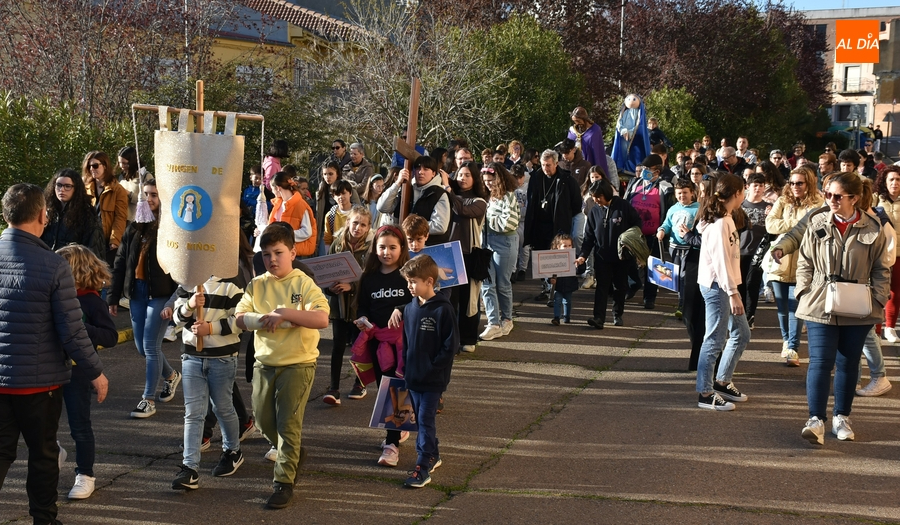 Un centenar de niños procesiona los primeros pasos semanasanteros