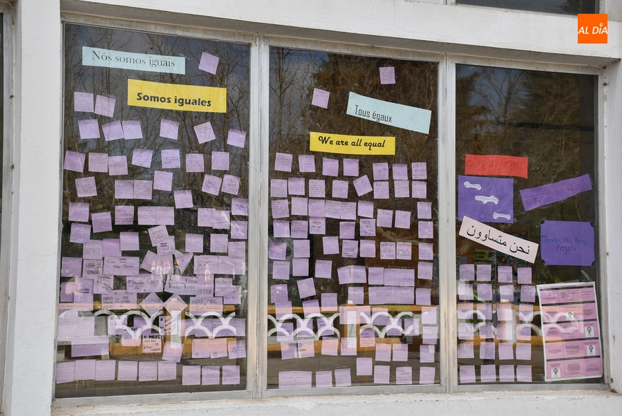 1Foto: El gran mural del IES Tierra con motivo del 8M