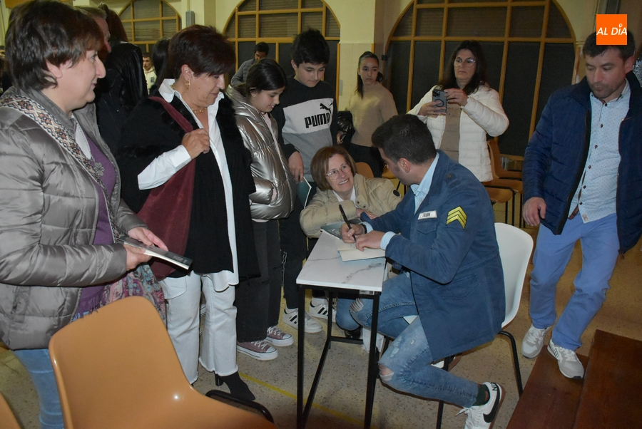 Lleno en la presentación con formato de charla del nuevo libro de Alberto Galán