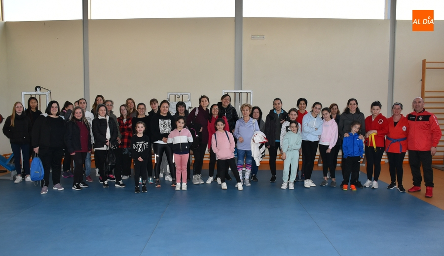 Cerca de medio centenar de mujeres aprende a zafarse de agarrones