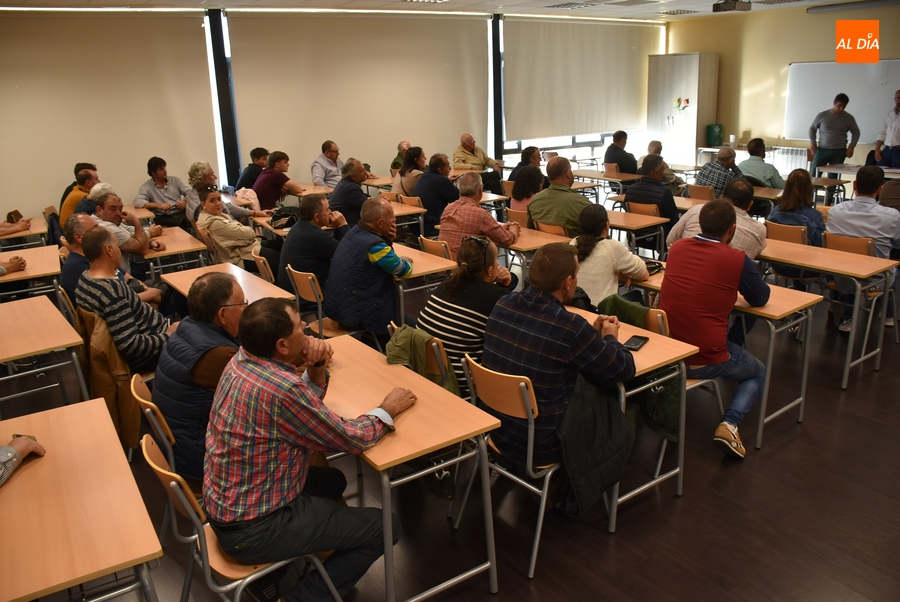 Altísima asistencia a una reunión de ganaderos en contra del protocolo de saneamiento 