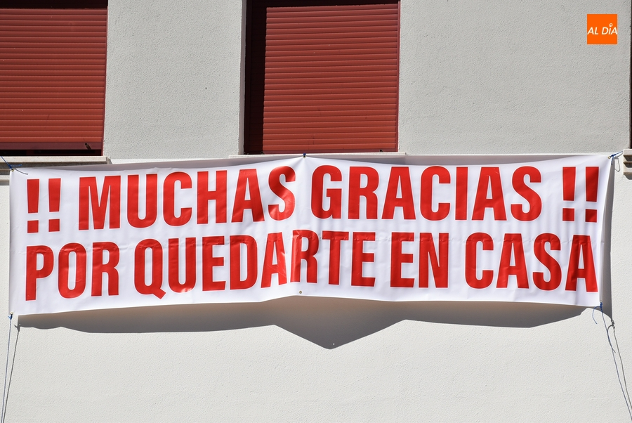 La Policía Local saca del baúl la pancarta de agradecimiento del confinamiento