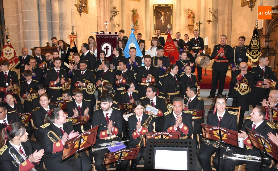 La Banda de Cornetas y Tambores Esperanza hace su debut en un apoteósico Certamen de Bandas