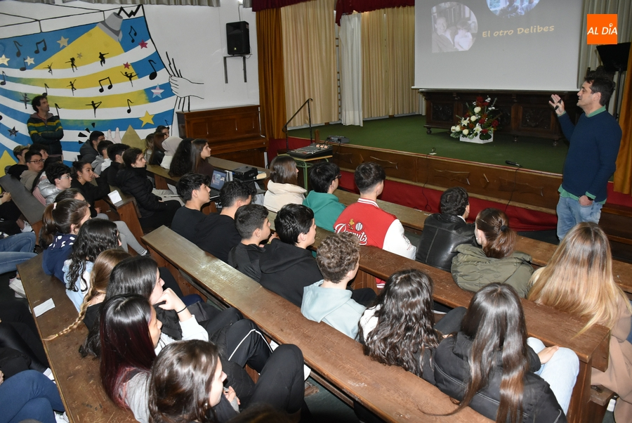 Un nieto de Miguel Delibes evoca la figura de su abuelo en el IES Fray Diego Tadeo