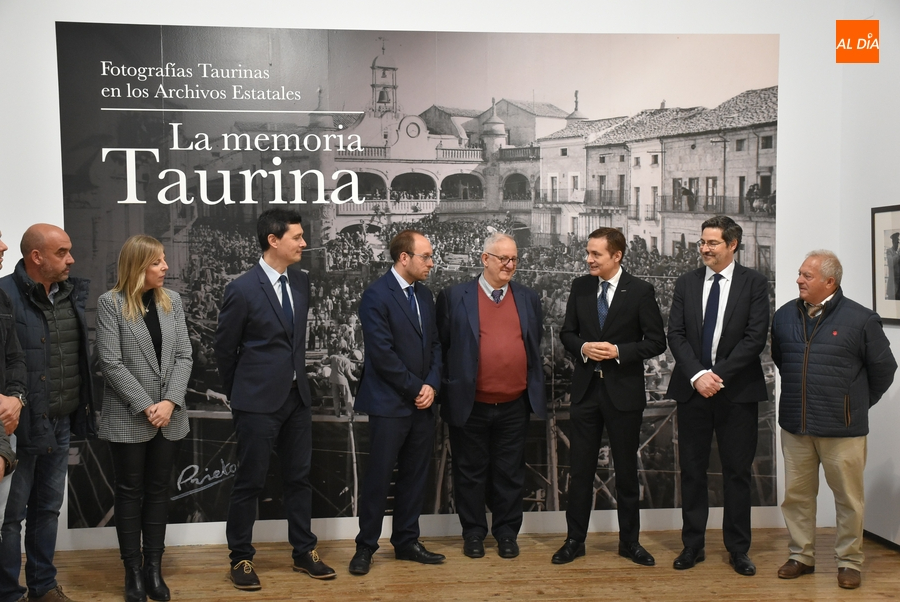 Fotografías históricas del Carnaval sobresalen en la exposición de imágenes taurinas antiguas