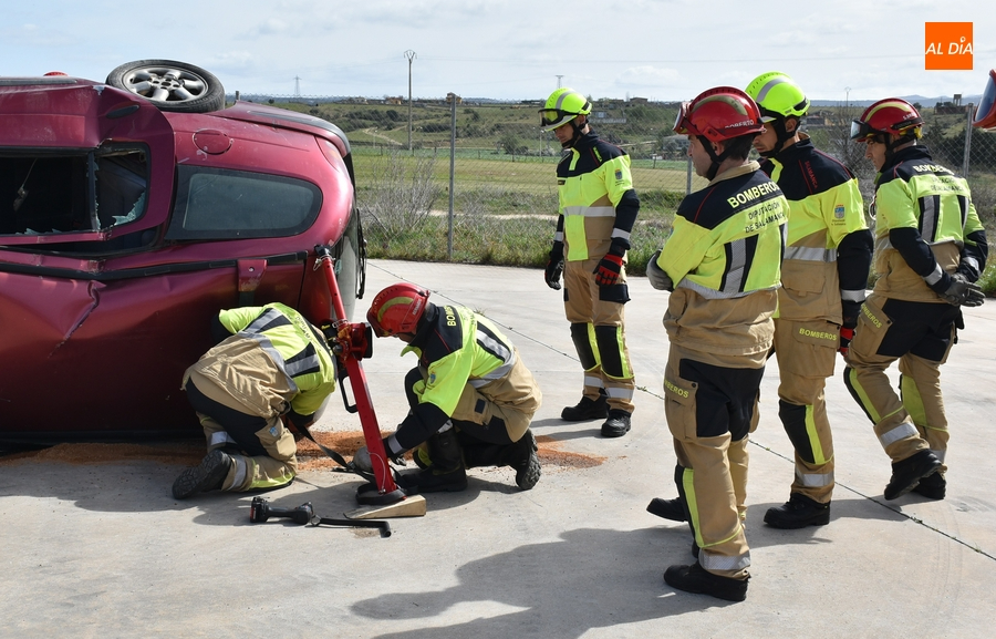 Los Bomberos aprenden a actuar en accidentes con vehículos de energías alternativas