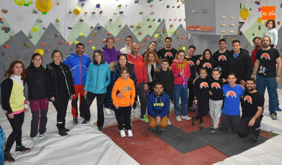 La lluvia obliga a realizar a cubierto la ‘escalada hacia la igualdad’