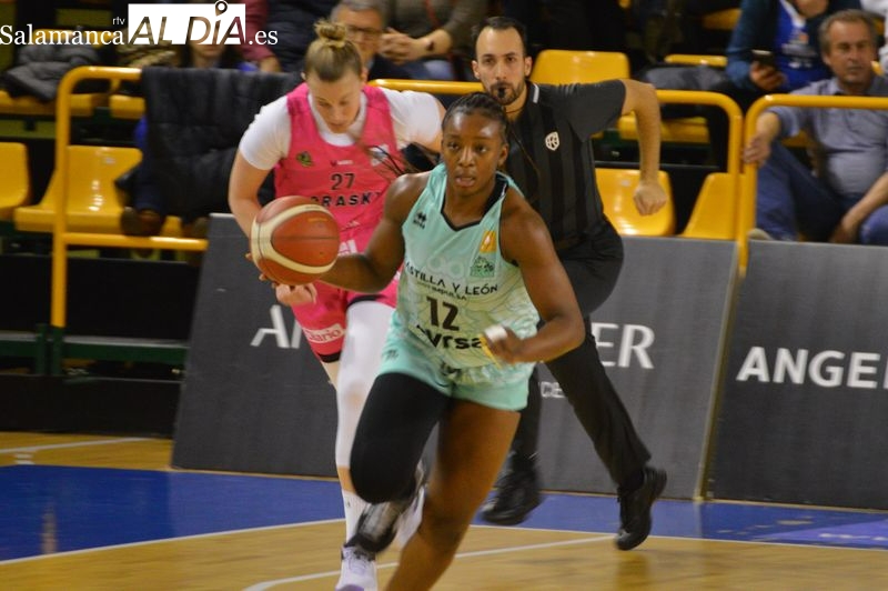 Paseo triunfal del Perfumerías Avenida ante el Araski pese al susto de Fasoula (83-46)
