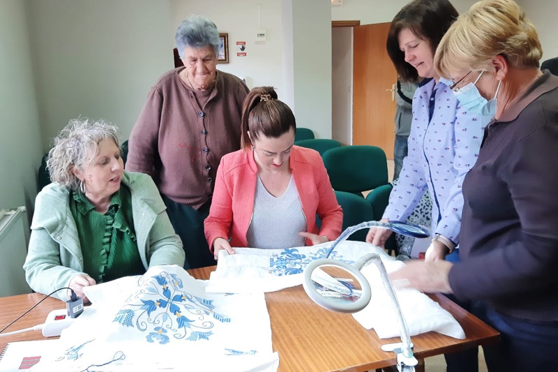 Virginia Barcones visita Villoruela para conocer los dos proyectos de eficiencia energética de su Ayuntamiento
