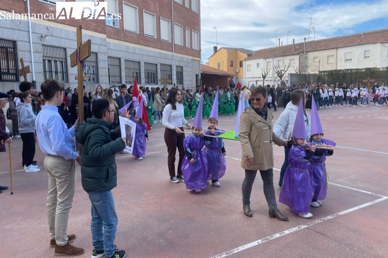 Alumnos, profesores y familias se vuelcan en un detallista II Vía Crucis en el colegio La Encarnación