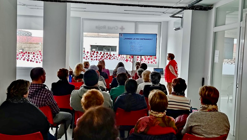 Decenas de personas participan en la charla saludable de Cruz Roja centrada en la importancia del agua