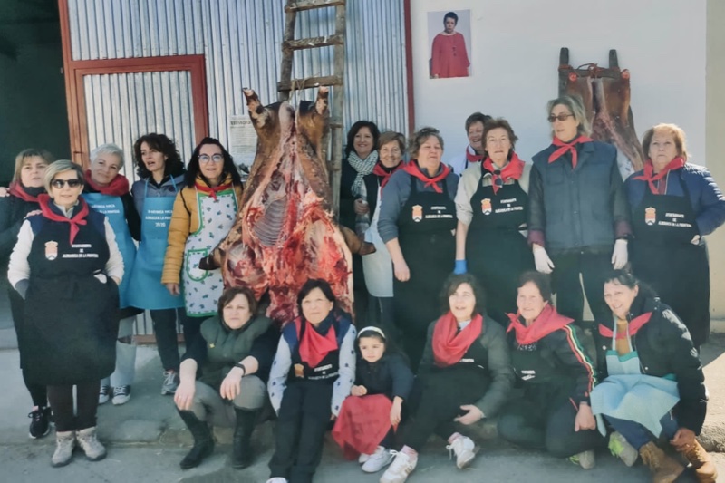 Aldeaseca disfruta en las calles con la tradición a través de su V Matanza Típica