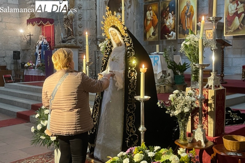 Devotos, fieles y cofrades arropan a Nuestra Señora de la Soledad en su histórico besamano
