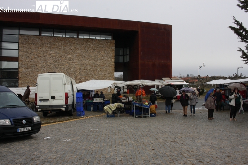 Escasa afluencia de público en el mercadillo de Trabanca por el mal tiempo y su coincidencia con la fiesta del Almendro