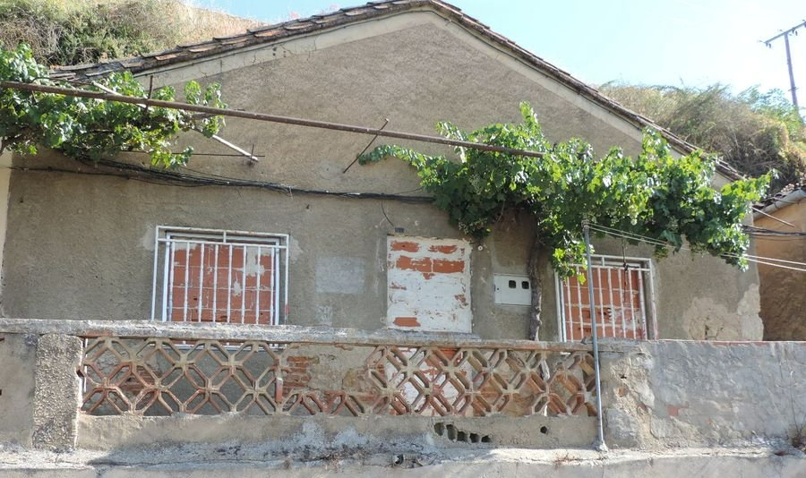 Quedan desiertos la vivienda y la casa con corral que salieron a subasta