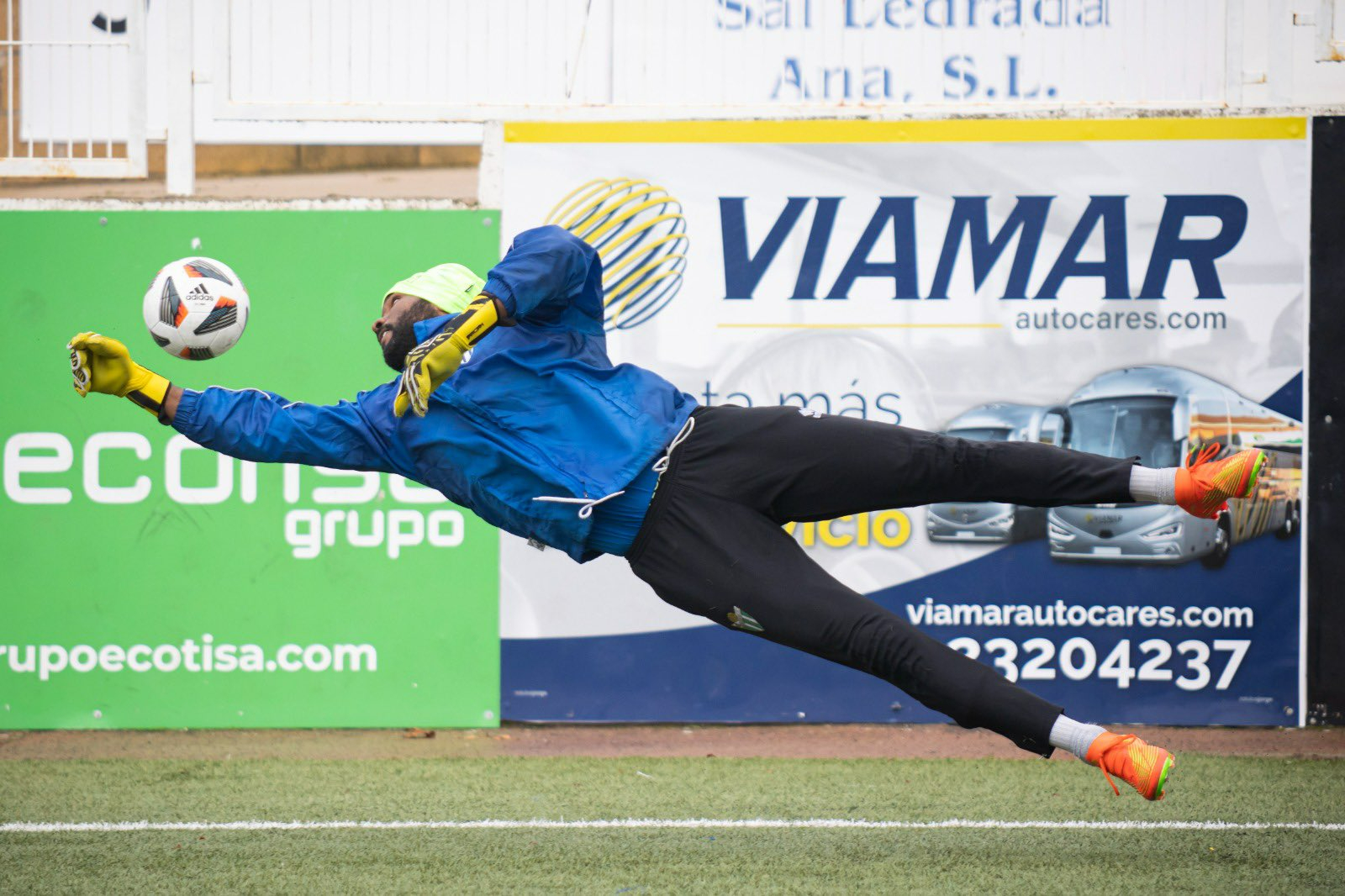 Identifican a los autores de los insultos racistas a Johan Guzmán, portero del CD Guijuelo