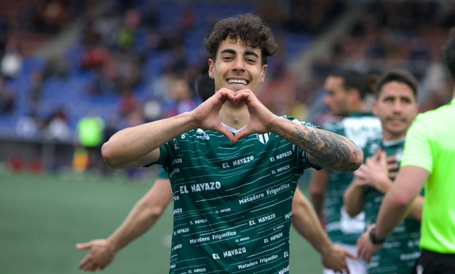 El pichichi Caramelo y Garban le dan los tres puntos al CD Guijuelo en Langreo (0-2)