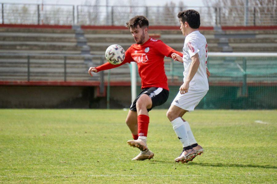 El Salamanca UDS pierde el liderato y pone en peligro su ascenso a Liga Nacional en dos minutos (2-1)