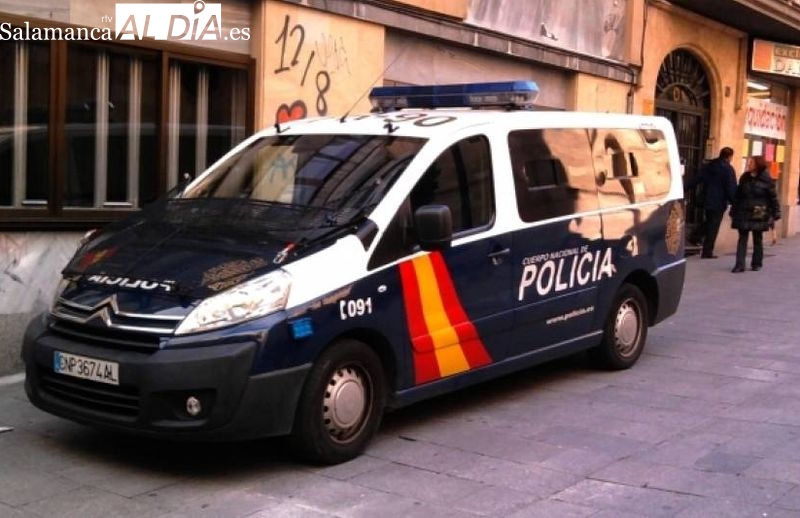 Patadas, puñetazos y escupitajos de un joven a los vigilantes que impidieron que robará un patinete eléctrico
