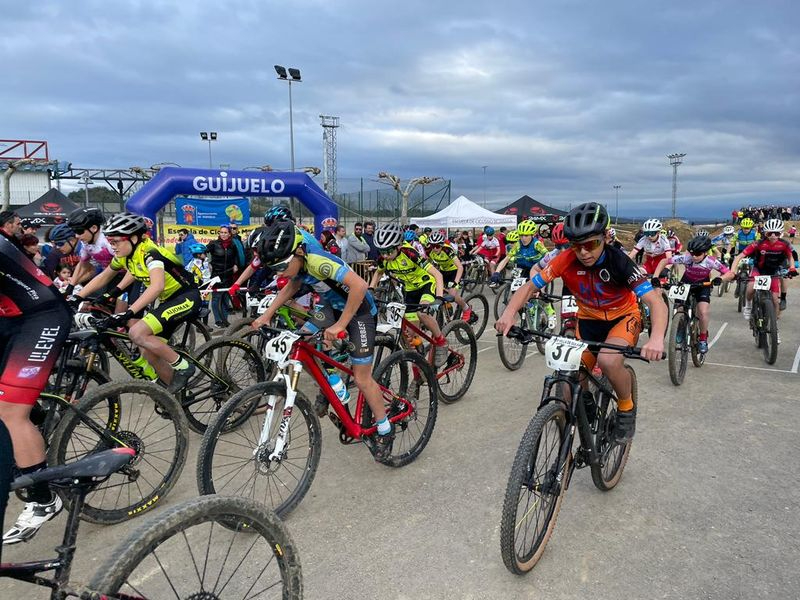 Los ciclistas de las Escuelas BTT de Castilla y León, protagonistas en Guijuelo