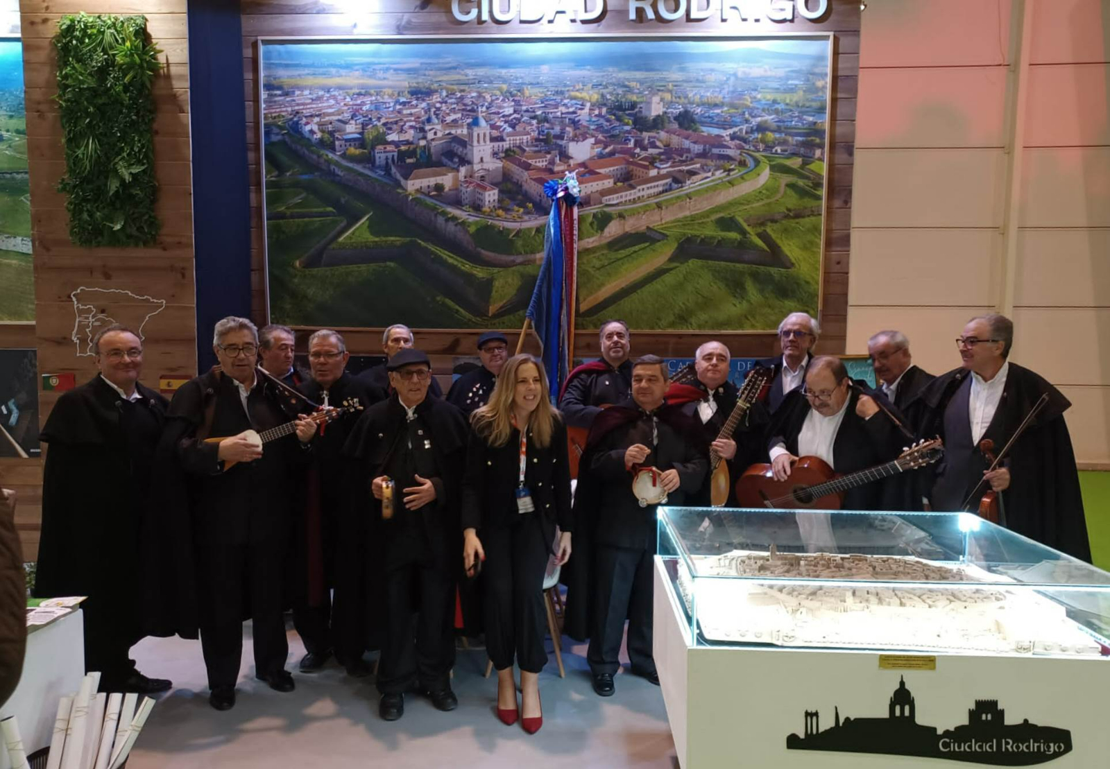 La Rondalla III Columnas anima con su música la Bolsa de Turismo de Lisboa