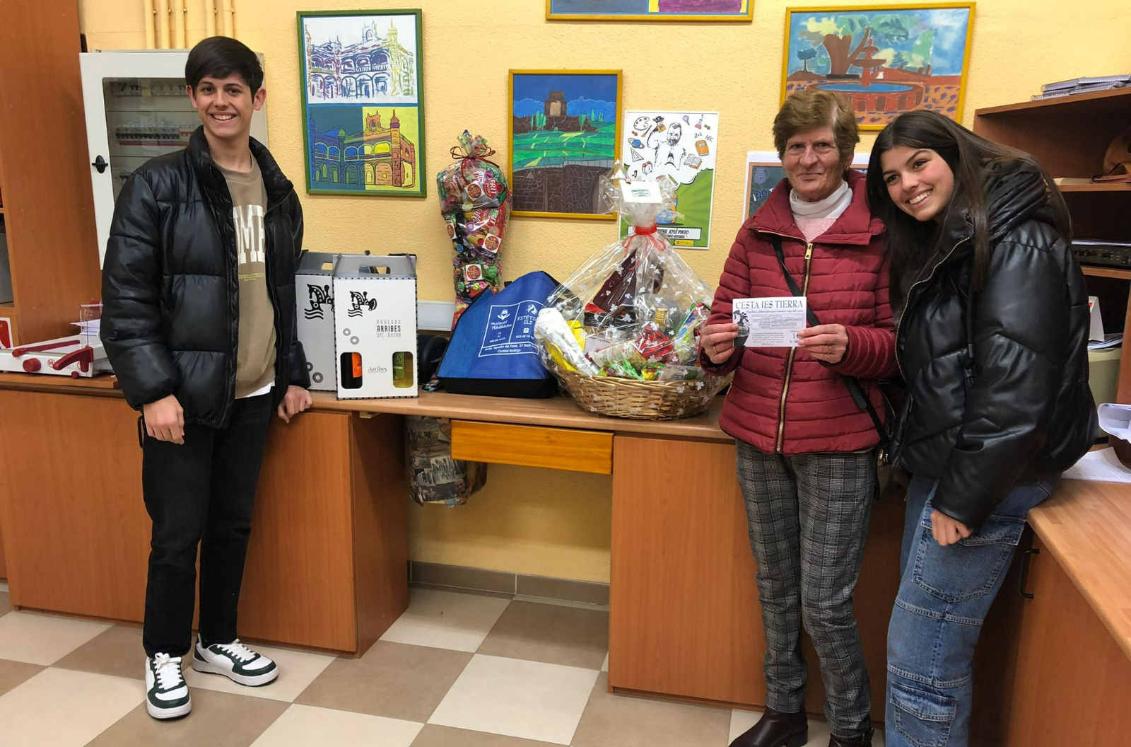 Elena Mateos Báez se lleva la cesta puesta en juego por los alumnos del IES Tierra
