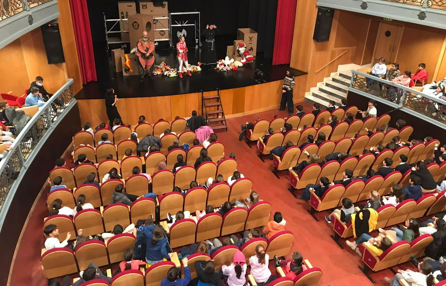 Más de 200 escolares disfrutan en el Teatro del estreno de ‘Superchica’