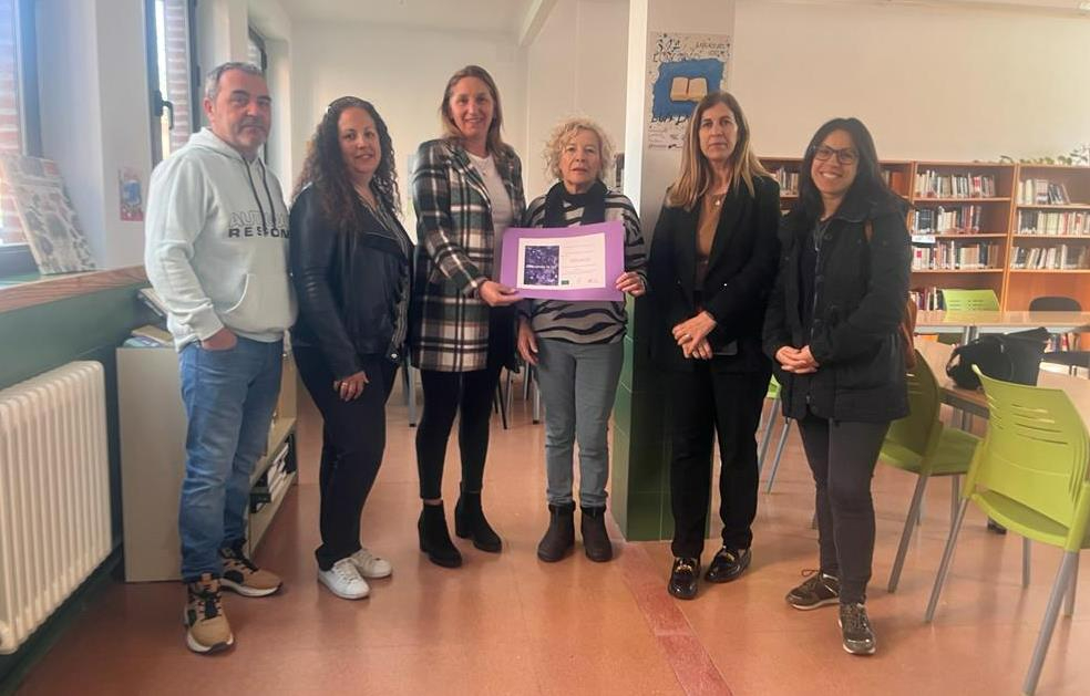 La AMPA del IES Fray Diego entrega a Ampli el dinero recaudado con su venta de llaveros