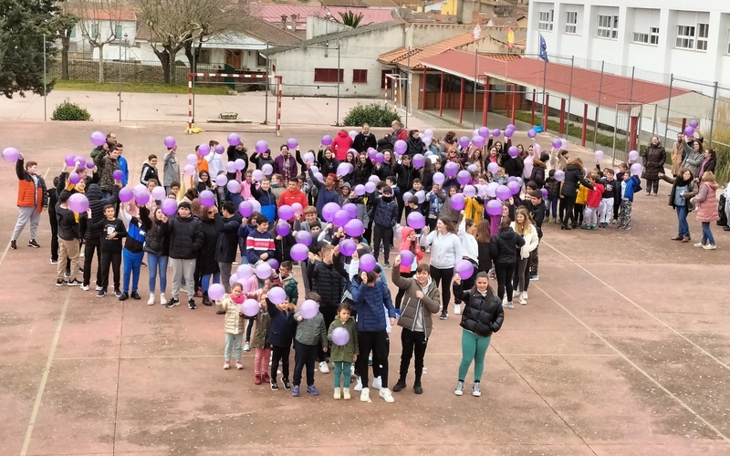 Alumnos del IES Tierras de Abadengo y del CEIP Liminares reivindican en Lumbrales la igualdad de género