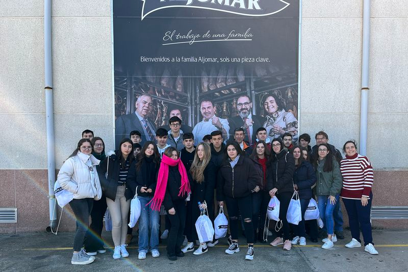 Alumnos de IES ‘Leonardo Da Vinci’ conocen la actividad científica e industrial de Guijuelo