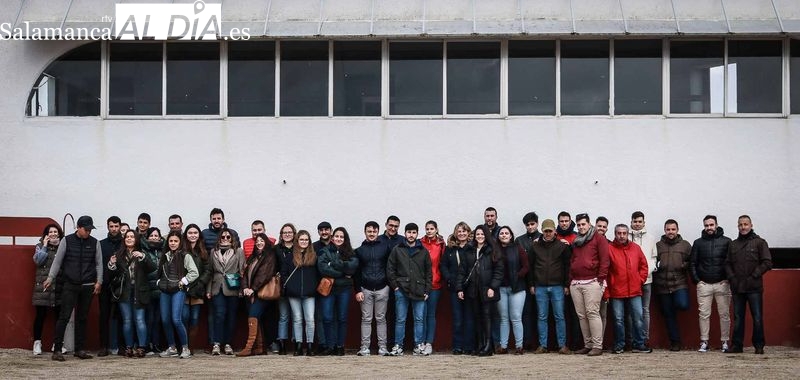 Juventud Taurina de Salamanca visita la ganadería de Domingo Hernández