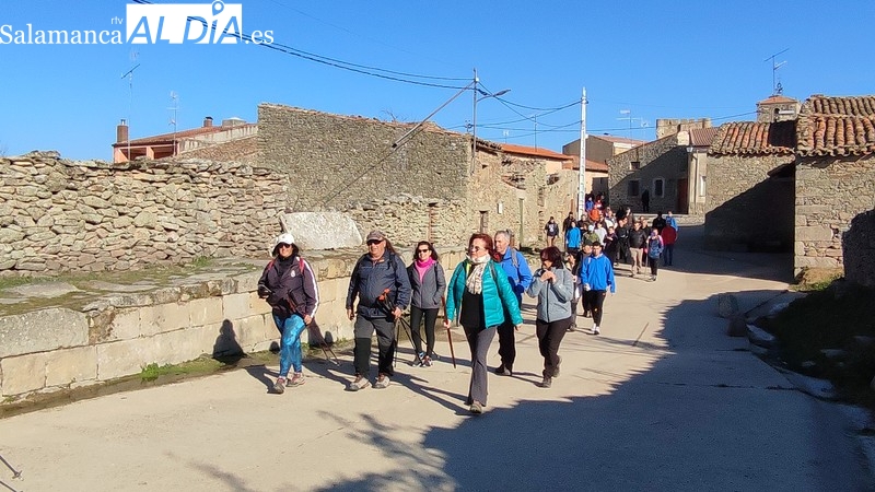 Excelente jornada de senderismo en Sobradillo para pasar por el ‘buraco’
