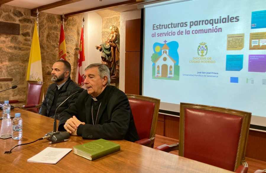 José San José Prisco, que sonó como Obispo, imparte una charla a los sacerdotes civitatenses