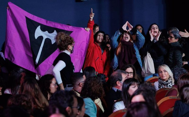 Jóvenes feministas se enfrentan a Irene Montero: Hacemos esto porque no nos escuchan