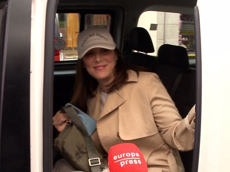 Julio Iglesias defiende a Isabel Preysler y critica la actitud de Vargas Llosa