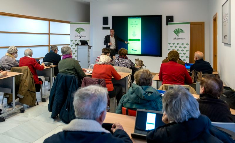 Unicaja Banco y el Ayuntamiento de Alba de Tormes formarán a mayores en banca digital