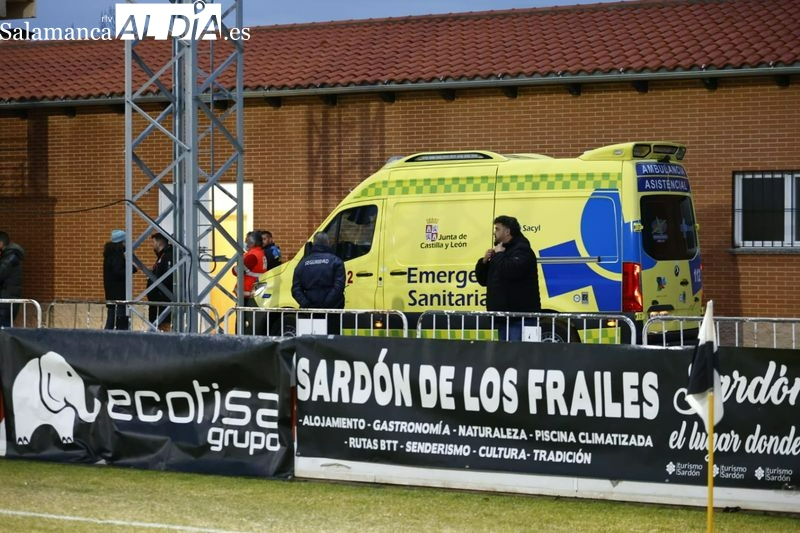 Un hombre tiene que ser trasladado en ambulancia al hospital desde el Reina Sofía mientras jugaba Unionistas