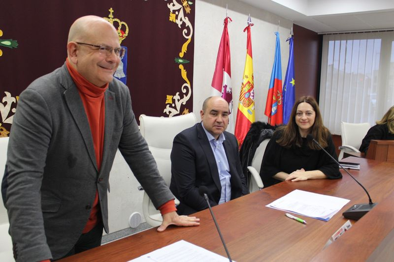 Villares aprueba por mayoría absoluta la contratación de las piscinas climatizadas