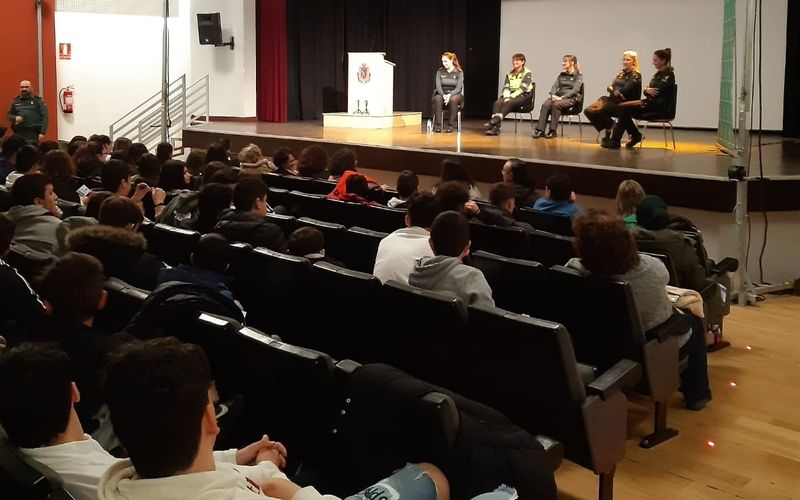 Alumnos y alumnas del IES Ramos del Manzano de Vitigudino asisten a una mesa redonda sobre el papel de la mujer en la Guardia Civil