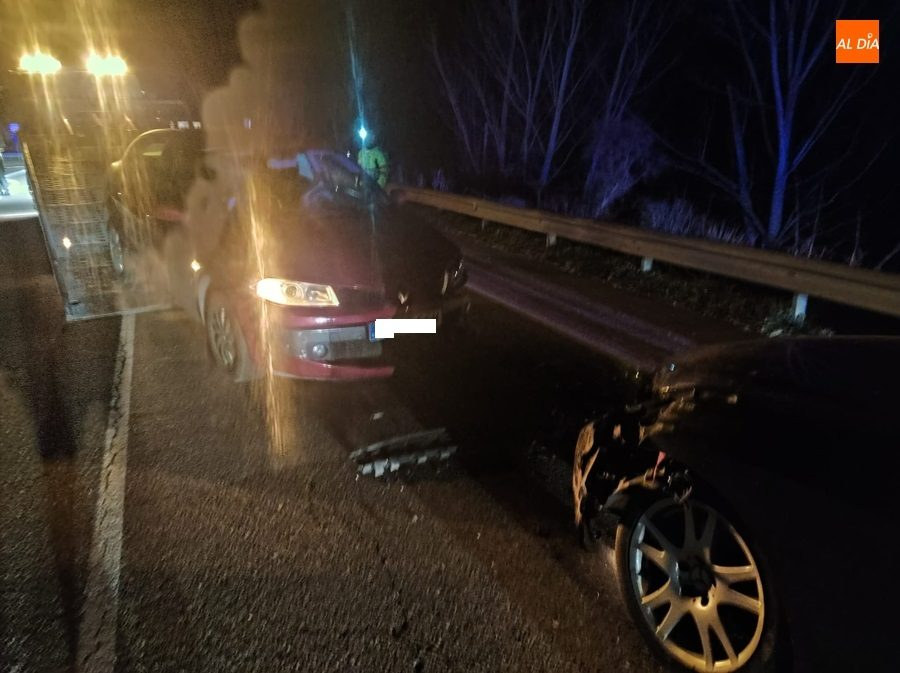 Dos vehículos impactan en el cruce de Águeda al invadir uno de ellos el carril contrario