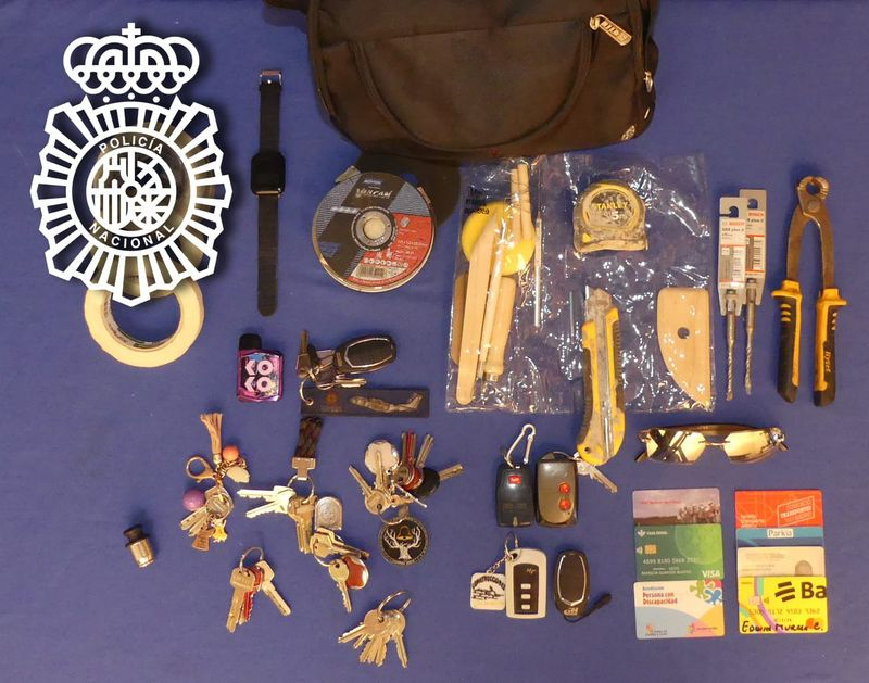 Detienen a un varón por robo con fuerza en el interior de vehículos