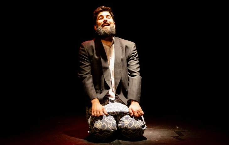 El actor vitigudinense Edu Joaquín estrena en Madrid ‘Más muertos que el pollo frito’