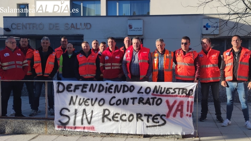 Los trabajadores del Transporte Sanitario de la comarca de Vitigudino se concentran para defender sus derechos laborales