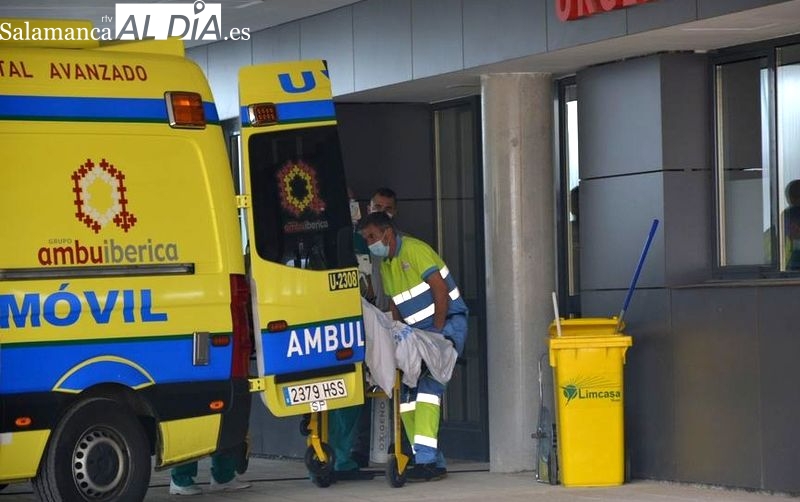 Trasladado en UVI móvil al Hospital de Salamanca tras el vuelco de su camión en Carpio de Azaba