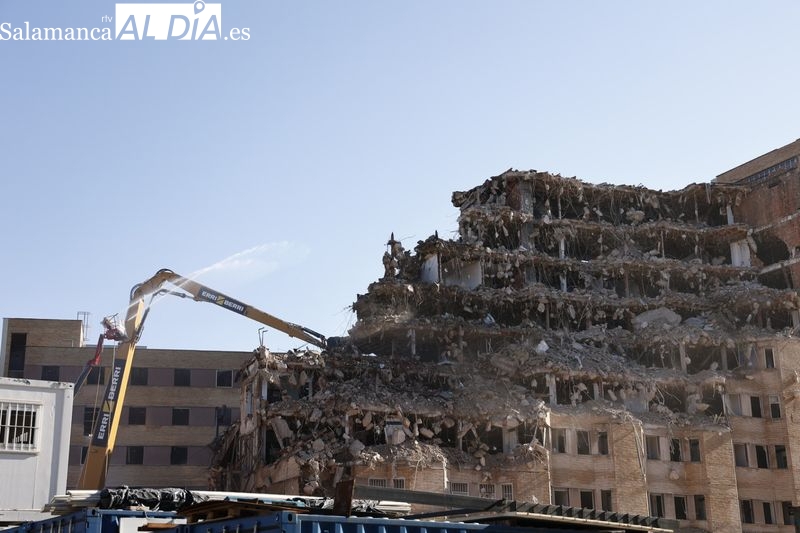Espectacular avance del derribo del antiguo Hospital de Salamanca