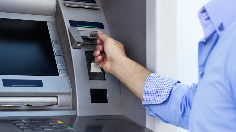 ¿Qué hago si el cajero no me da el dinero? ¿Y si se ha tragado la tarjeta?